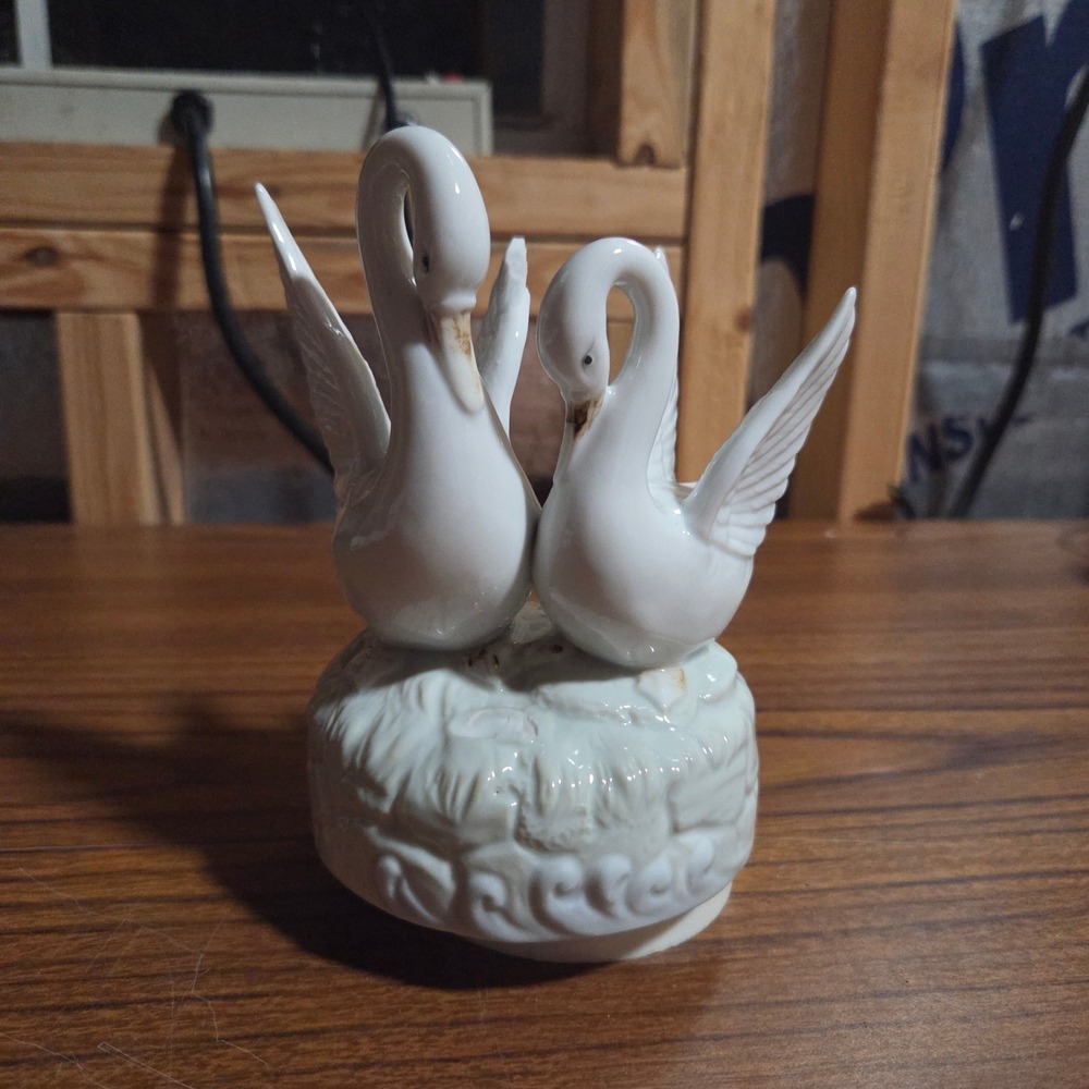Vintage Toyo Japan White Porcelain Swan Music Box Rotating Ceramic Figurine
